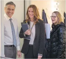  ?? SONY PICTURES ?? “I don’t know how they do it,” says Jodie Foster, right, of George Clooney and Julia Roberts, pictured on the set of Money Monster.