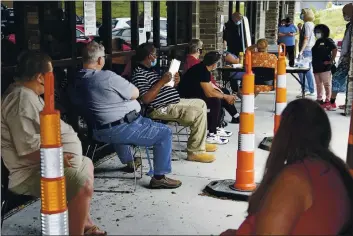  ?? NATI HARNIK — THE ASSOCIATED PRESS FILE ?? On July 15, joB seekers exerCise soCiAl distAnCing As they uAit to Be CAlled into the HeArtlAnd WorkforCe Solutions offiCe in OmAhA, NeB.