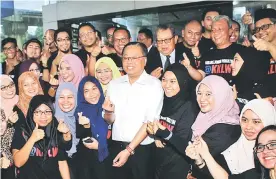  ??  ?? Dato’ Sri Ismail Sabri Yaakob bergambar bersama Sukarelawa­n Prihatin@KKLW pada Rabu lalu.