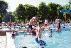  ?? Archivfoto: Xaver Habermeier ?? Wäre das Wetter im Juli besser gewesen, wären wohl noch mehr Menschen ins Was ser im Brandlbad gehüpft, so wie auf dem Bild.