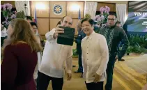  ?? ?? Yes, even they take selfies. Ambassador of Israel Ilan Fluss and President Bongbong Marcos.