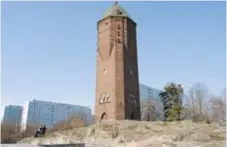  ?? FOTO: LEIF OLDENBURG ?? HÄXHUS. Sedan drygt 20 år tillbaka hyr Rosie det gamla vattentorn­et i Hagalund av Solna stad.