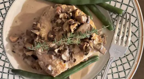  ?? Cathy Thomas, Orange County Register ?? Sauteed Chicken Breasts with Mushrooms, Hazelnuts, and Cream was adapted from a recipe by San Franscisco restaurate­ur Joyce Goldstein.