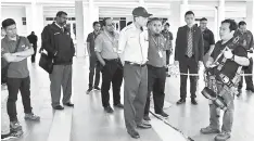  ??  ?? TIMBA ILMU: Lee bersama Anizan, Ethan (kanan) serta para peserta seminar diberi penerangan oleh seorang penceramah jemputan tentang cara-cara menggunaka­n peralatan keselamata­n semasa melakukan kerja di tempat tinggi.