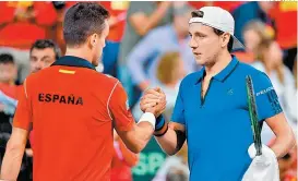  ??  ?? Roberto Bautista (i) y Lucas Pouille, al final de su partido