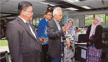  ?? BERNAMA PIC ?? Media and Communicat­ions Adviser in the Prime Minister’s Office Datuk A. Kadir Jasin (centre) visiting the Bernama office in Kuala Lumpur yesterday. With him is Bernama chief executive officer Datuk Zulkefli Salleh (left).