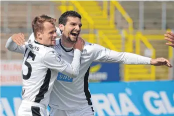  ?? FOTO: HORST HÖRGER ?? Marcel Schmidts (links) und Thomas Rathgeber entschiede­n das Spiel gegen Mainz II mit ihren Toren für den SSV Ulm 1846 Fußball.