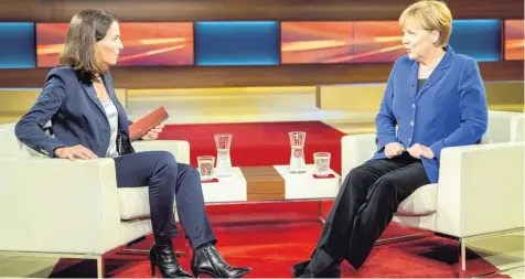  ?? Foto: Michael Kappeler, dpa ?? Gestern Abend in der ARD: Bundeskanz­lerin Angela Merkel (rechts) stellt sich den Fragen von Anne Will.
