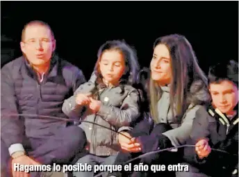  ??  ?? Anaya, su esposa Carolina y sus hijos enviaron felicitaci­ones desde Querétaro.