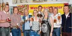  ??  ?? Stoßen an auf ein erfolgreic­hes Volksfest (von links): Herbert Piechatsch­ek von der Forstquell Brauerei, Christian Papert, Festwirt Jürgen Papert, Pia Kollmar, Volksfest  Bürgermeis­ter Hermann Walther, zweite Bürgermeis­terin Monika Breit, Peter Gu ...