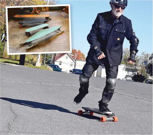  ?? PHOTOS MAGALIE LAPOINTE ?? Renald St-Germain se promène sur sa planche à roulettes dans les rues de Saint-Hyacinthe plusieurs heures par jour. En mortaise, on peut voir son invention pour pratiquer la planche sur la glace. Cette planche est montée sur une lame de patin.