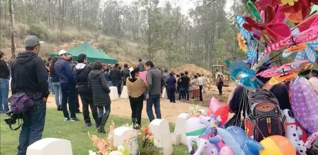  ??  ?? Compañeros del Colegio de Ciencias y Humanidade­s de Naucalpan, familiares y amigos, asistieron al sepelio del joven de 17 años.