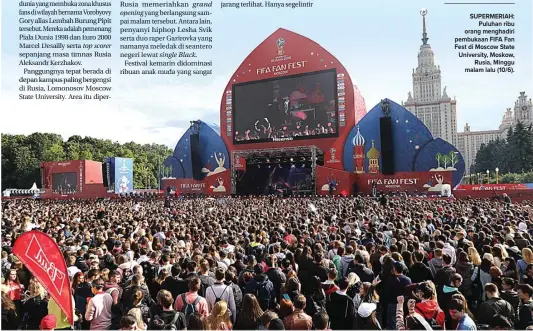  ?? ANGGER BONDAN/JAWA POS ?? SUPERMERIA­H: Puluhan ribu orang menghadiri pembukaan FIFA Fan Fest di Moscow State University, Moskow, Rusia, Minggu malam lalu (10/6).