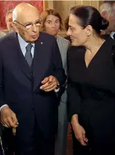  ??  ?? Il ricordo Il presidente emerito Giorgio Napolitano con la vedova di Renato Zangheri a Bologna, al consiglio comunale straordina­rio per il trigesimo dalla scomparsa