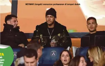  ??  ?? NEYMAR (tengah) menonton perlawanan di tempat duduk.