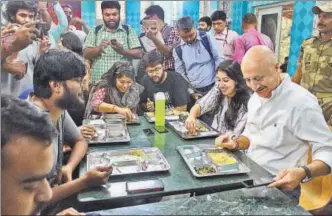  ?? HT FILE ?? Actor Anupam Kher, who returned to the campus after 40 years, interacts with FTII students in Pune.