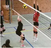  ?? Foto: Josef Abt ?? Einen Sieg und eine Niederlage gab es für die Rehlinger Volleyball­erinnen (rote Trikots).