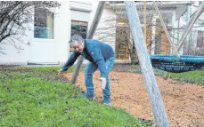  ?? FOTO: FLORIAN PEKING ?? Direkt neben der Schaukel: Roman Eckenfels zeigt Anfang 2023 die Absturzste­lle und Größe der Flugzeugtü­r.