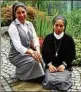  ??  ?? Die Schwestern Soledad (links) und Guadalupe verabschie­den sich vom Bergkloste­r. Foto: A. Pfaff