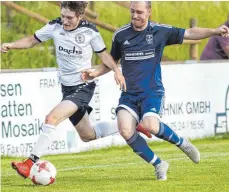  ?? FOTO: ROLF SCHULTES ?? Nach dürftigen Leistungen muss der FV Bad Waldsee (links Maurice Epple gegen Reutes Benjamin Gärtner) in der Relegation gegen den TSB Ravensburg um den Klassenerh­alt kämpfen.