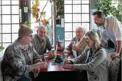  ?? Photo: Patrick Galbats ?? Pas de cabaret sans coupe de crémant et sans «Humpen». Sur scène, la tradition sera respectée.