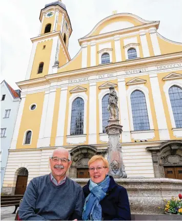  ?? Foto: Mathias Wild ?? Das Ehepaar Schönhaar vor der Kaufbeurer Dreifaltig­keitskirch­e, in der sich beide engagieren.