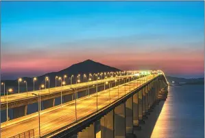  ?? Weng Caiwu / For China Daily ?? The Pingtan Cross-Sea Bridge that links the island county of Pingtan and Fuqing, is operationa­l in 2010.