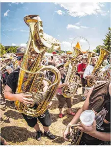  ??  ?? Festival-Motto: „Blasmusik hören und auch selber spielen“