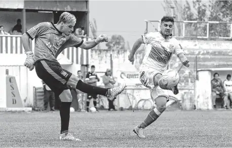  ?? ARCHIVO LA NUEVA. ?? Mauro Alcaraz, en Sansinena, y Maximilian­o Vallejos, en Bella Vista, estarán otra vez frente a frente.