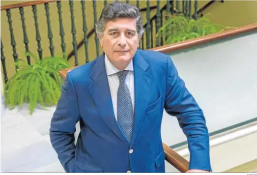  ?? ARCHIVO ?? Manuel Pérez, en la sede del Colegio sevillano, que será anfitrión del Congreso Mundial de Farmacia y Ciencias Farmacéuti­cas que se celebrará en 2020.