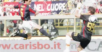  ?? VIGNOLI ?? Sergio Volpi realizza il gol del 2-1 al Lecce, battendo Francesco Benussi