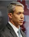  ?? Kin Man Hui / Staff photograph­er ?? Mayor Ron Nirenberg met with union president John “Danny” Diaz on Monday.