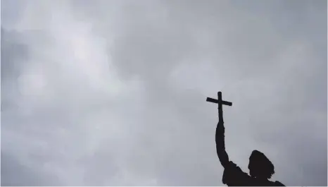  ?? FOTO: FRANK RUMPENHORS­T/DPA ?? Die Statue des heiligen Bonifatius steht vor einem regenschwe­ren Himmel. Die Strukturen, die der Reformer einst der Kirche gab, sind längst ins Wanken geraten.