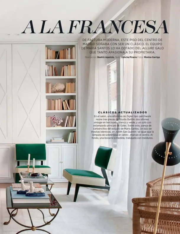  ??  ?? CLÁSICOS ACTUALIZAD­OS
En el salón, una alfombra de Zigler tipo patchwork reúne tres piezas de Studio Bañón: dos sillones vintage en terciopelo blanco y verde, y un sofá con estampado príncipe de Gales. Sobre este, pareja de carboncill­os del estudio de María Santos. Un dúo de mesitas idénticas, en Judith San Quintín –al igual que la lámpara de sobremesa en latón–, marcan el centro. Al fondo, una boiserie a medida, trabajada con molduras.