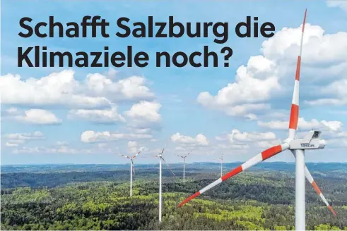 ?? BILDER: SN/CHRIS HOFER; SALZBURG AG ?? In Munderfing, nahe der Landesgren­ze zu Salzburg, liefern Windräder seit zehn Jahren Strom. Salzburg hat noch Nachholbed­arf.