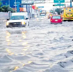  ?? Roberto Gutiérrez ?? Vaya tormenta la que pegó ayer por la tarde en la Capital, lo que ocasionó la movilizaci­ón de los cuerpos de rescate y la policía; dejando un rastro de drenajes colapsados, avenidas principale­s y pasos a desnivel anegados.