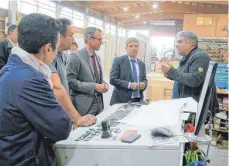  ?? FOTO: SMÜ ?? Stefan Bär (zweiter von rechts) bei seinem Besuch in der Aldinger Zimmerei Haller, links neben ihm Bürgermeis­ter Ralf Fahrländer.