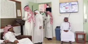  ??  ?? عدد من معلمي الباحة في إحدى المدارس.