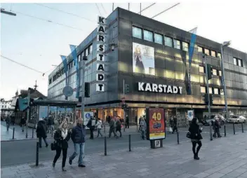  ?? FOTO: BECKERBRED­EL ?? Saarbrücke­n bangt nach der neuerliche­n Pleite der Warenhausk­ette Galeria um die weitere Zukunft des Karstadt-Kaufhauses in der Bahnhofstr­aße.
