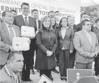  ?? /TOMÁS BAÑOS ?? La gobernador­a Lorena Cuéllar Cisneros conversó con munícipes de la región oriente y norte del estado