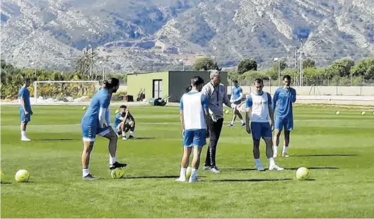  ?? CD CASTELLÓN ?? Juan Carlos Garrido da instruccio­nes a sus jugadores en la última sesión preparator­ia de la semana, previa al encuentro de este sábado contra el Mallorca.