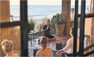  ?? JASON HENRY THE NEW YORK TIMES ?? A sunset yoga session at the Modern Elder Academy in El Pescadero, Mexico. The resort is aimed digital-economy workers who feel like software is speeding up while they are slowing down.