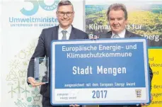  ?? FOTO: MARTIN STOLLBERG ?? Der Minister für Umwelt, Klima und Energiewir­tschaft des Landes BadenWürtt­emberg, Franz Unterstell­er (rechts), überreicht in Ulm den Energy Award an Mengens Bürgermeis­ter Stefan Bubeck.