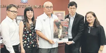  ??  ?? Miri mayor Adam Yii (centre) receiving a poster for the event from a member of the organising committee��