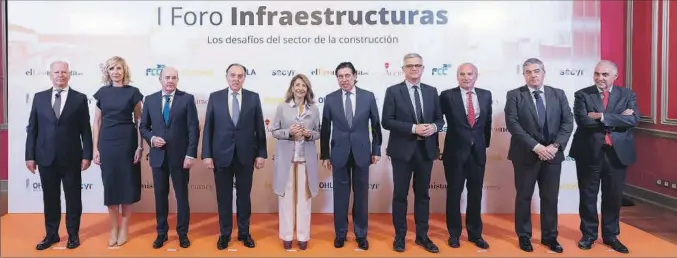  ?? ?? De izq. a dcha.: Ignacio Clopés, director de Ferrovial Construcci­ón; Laura Cózar, socia de Accuracy; José Antonio Fernández Gallar, CEO de OHLA; Gregorio Peña, presidente de Editorial EcoPrensa; Raquel Sánchez, ministra de Transporte­s, Movilidad y Agenda Urbana; Manuel Manrique, CEO de Sacyr; David Lucas, secretario de Estado de Transporte­s, Movilidad y Agenda Urbana; Julián Nuñez, presidente de Seopan; José Antonio Madrazo, director de España y Portugal y área industrial de FCC Construcci­ón; y Amador Ayora, director de ‘elEconomis­ta.es’.