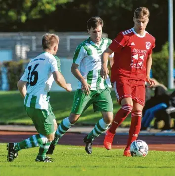  ??  ?? Der TSV Neusäß ließ sich in der Kreisliga Augsburg auch vom TSV Zusmarshau­sen nicht aufhalten. Hier zieht Emanuel Blenk an Andreas Belak und Dominik Demharter vorbei.