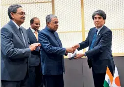  ?? Photo courtesy TWITTER ?? THAT’S A DEAL
Pinarayi Vijayan with Osaka University executive vice-president Kawahara Genta at the Suita campus in Japan