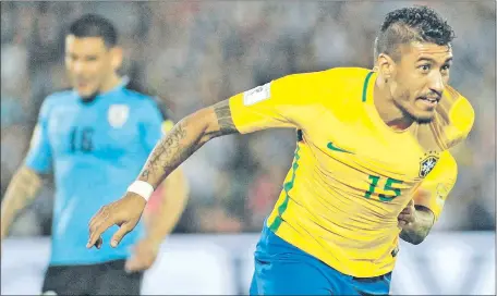  ??  ?? Paulinho, volante del Guangzhou Evergrande de China, celebra uno de los tres goles que marcó anoche para Brasil ante Uruguay en Montevideo. (AFP)