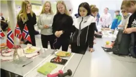  ??  ?? HELSE: Helkornspa­getti med laks og pestosaus og en sukkerfri sjokoladek­ake til dessert var Celine Sandlie, Lise og Ine Mikkelsen og Amber Haiats bidrag.