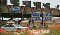  ?? FOTO: ABERTIS ?? Eine Mautstatio­n der Firma Abertis an der Autopista AP-68 in Spanien. Der Betreiber ist zu einem Übernahmek­andidaten geworden.